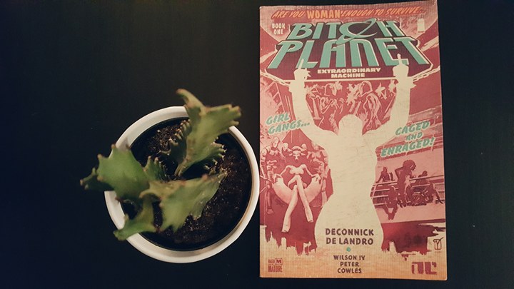 Bande dessinée, Bibliothérapie, Bitch Planet : Extraordinary Machine Bitch , dystopie , féminisme, Futur, Image Comics, Kelly Sue Deconnick , Le fil rouge, le fil rouge lit , lecture , les livres qui font du bien, littérature, livres, Misogynie, Patriarcat, Valentine De Landro