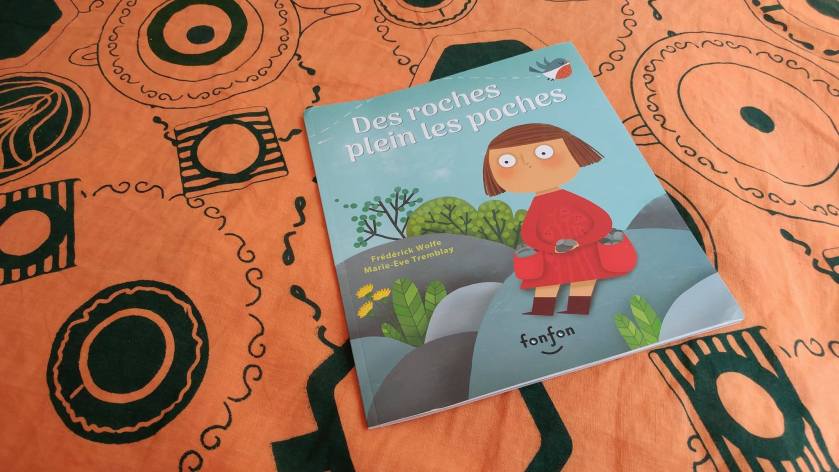 Des roches plein les poches, Frédérick Wolfe, Marie-Ève Tremblay, Fonfon, Éditions fonfon, livres, lecture, littérature jeunesse, littérature pour enfants, livres pour enfants, les livres qui font du bien, le fil rouge, le fil rouge lit, bibliothérapie, #lefilrougelit, enfance, littérature québécoise,