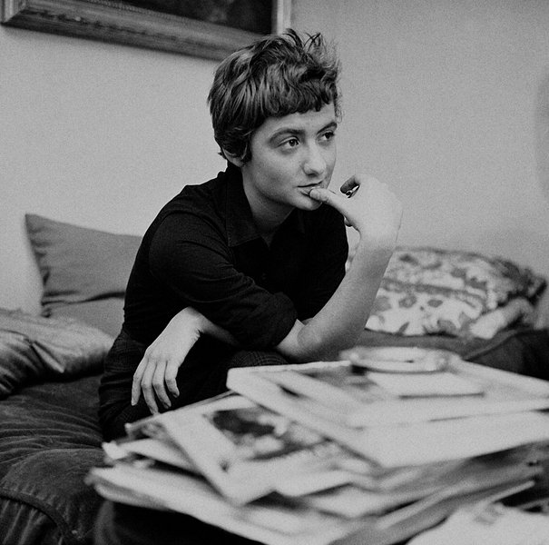 adaptation cinématographique, adaptation de roman, amour, été, bibliothérapie, bonjour tristesse, famille, françoise sagan, le fil rouge, le fil rouge lit, lecture, les livres qui font du bien, littérature française, livre, roman