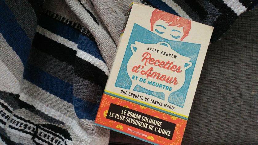 Recettes d'amour et de meurtre, Sally Andrew, Flammarion, Tannie Maria, Klein Karoo, Afrique du Sud, afrikaans, traduction française, Recipes for love and murder, roman culinaire, les livres qui font du bien, littérature étrangère, littérature, recette, lecture, livres, le fil rouge, le fil rouge lit, bibliothérapie, quétaine, enquête policière, courrier du coeur, amour, meurtre,