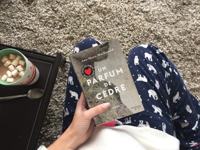 Ann-Marie MacDonald, bibliothérapie, Canada, Cap-Breton, Flammarion, le fil rouge, le fil rouge lit, lecture, les livres qui font du bien, littérature, littérature canadienne, littérature hivernale, livres, Nouvelle-Écosse, Première Guerre Mondiale, Un parfum de cèdre