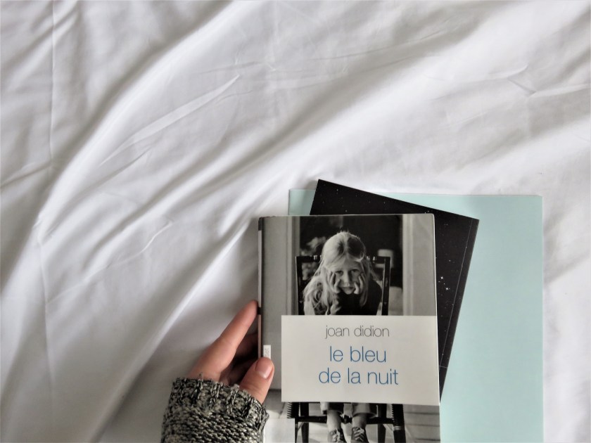 lecture livres les livres qui font du bien le fil rouge le fil rouge lit bibliothérapie littérature le bleu de la nuit Joan Didion Grasset deuil vieillesse mélancolie livre sur la fragilité de la vie souvenirs douloureux famille