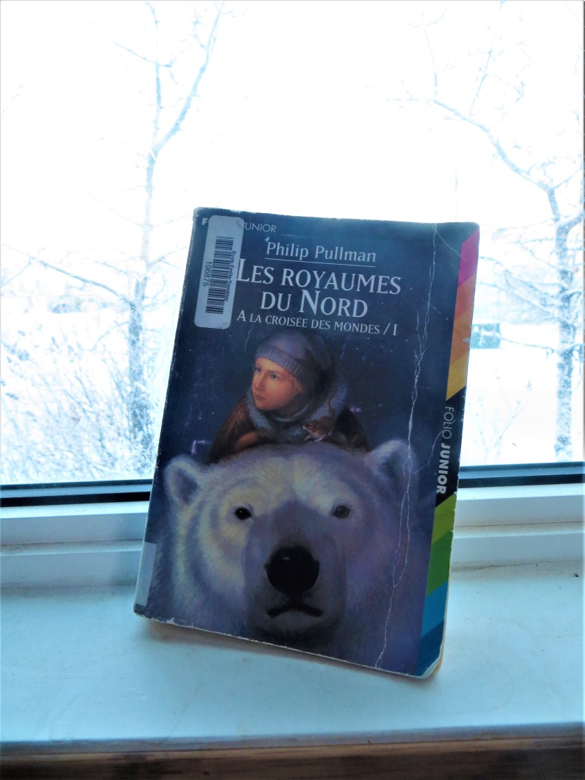 le fil rouge, le fil rouge lit, livres, bibliothérapie, Les royaumes du Nord, À la croisée des mondes, Philip Pullman, Le chagrin du roi mort, Jean-Claude Mourlevat, fantasy, livres qui font du bien, littérature jeunesse, hiver, quête, Univers parallèle, nord, Gallimard, gallimard jeunesse, fantastique