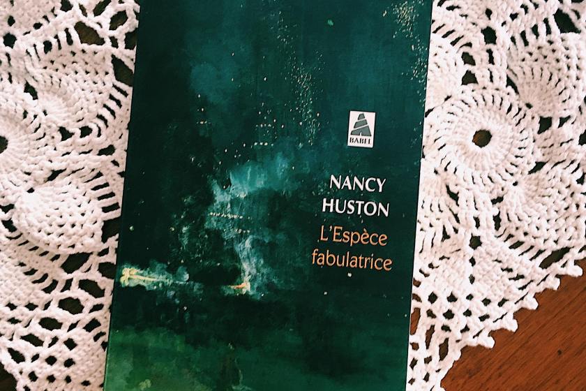 le fil rouge, le fil rouge lit, bibliothérapie, littérature, lecture, livres, livres qui font du bien, L'Espèce fabulatrice, Nancy Huston, Babel, littérature étrangère, Fiction, essai, réflexion littéraire