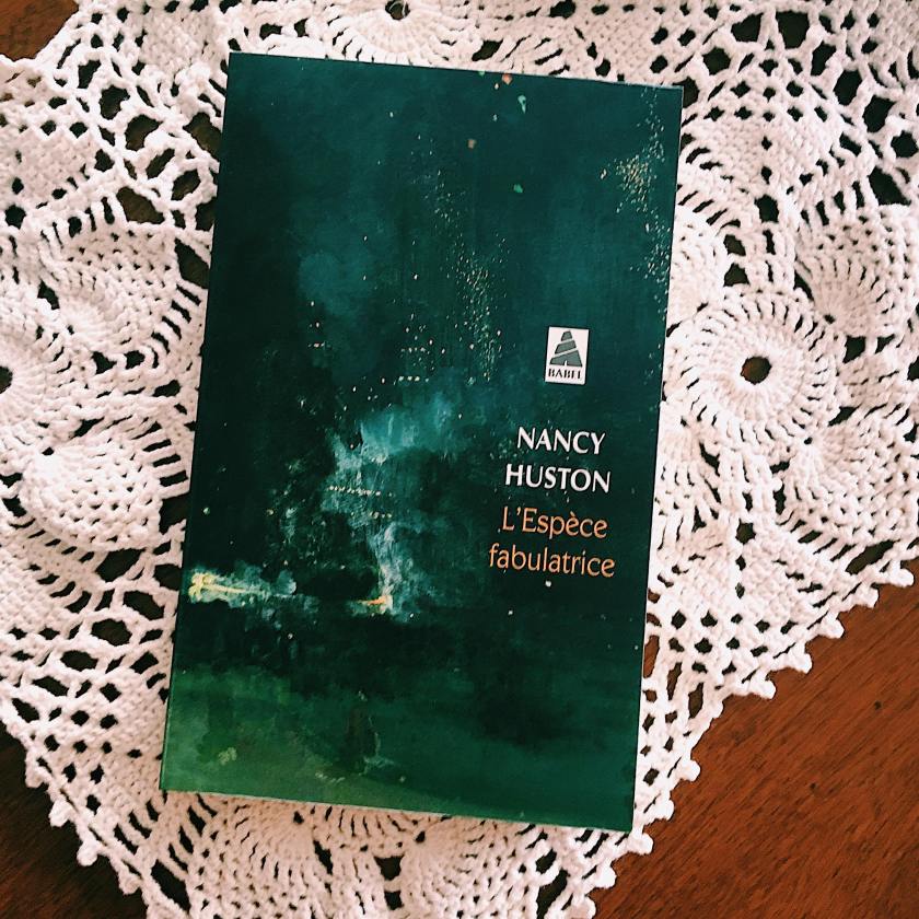 le fil rouge, le fil rouge lit, bibliothérapie, littérature, lecture, livres, livres qui font du bien, L'Espèce fabulatrice, Nancy Huston, Babel, littérature étrangère, Fiction, essai, réflexion littéraire