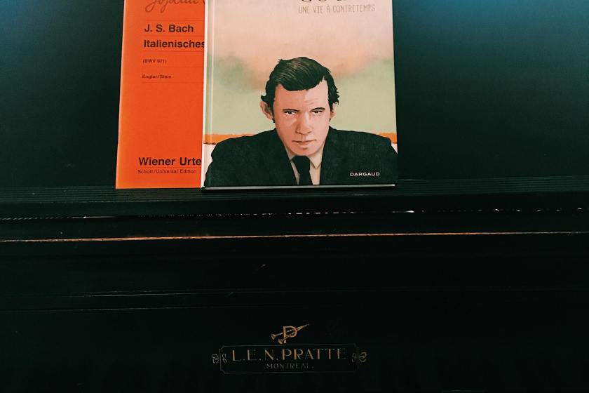le fil rouge, le fil rouge lit, bibliothérapie, littérature, lecture, livres, livres qui font du bien, Glenn Gould une vie à contretemps,Sandrine Revel, Dargaud, Roman graphique, littérature étrangère, Glenn Gould, musique, musique classique,