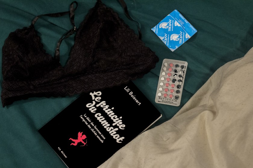 Le pincipe du cumshot, Lili Boisvert, VLB éditeur, féminisme, sexualité, sexuel, révolution sexuelle, stéréotypes, stéréotypes sexuels, stéréotypes de genre, proie, chasseur, homme, femme, relations, fille facile, société, lecture, littérature, littérature québécois, essai, essai féministe, essai québécois, le fil rouge, le fil rouge lit, livres, bibliothérapie