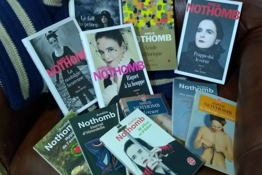 Le fil rouge; Le fil rouge lit; Bibliothérapie; Littérature; Lecture; Livres; Les livres qui font du bien; Amélie Nothomb; Stupeur et tremblements; Barbe bleue; Pourquoi revenir à Amélie Nothomb; Autofiction