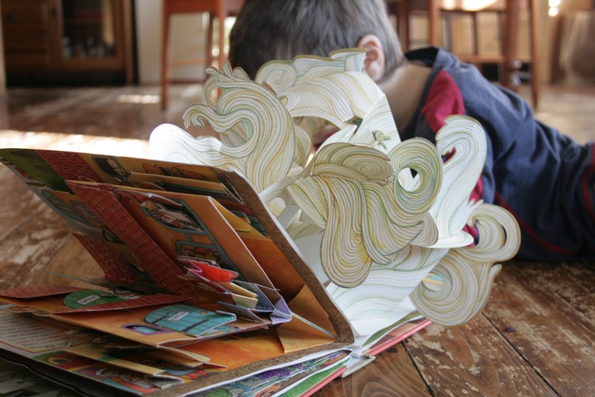 Autour des livres, Bibliothérapie, Chloé Legeay, enfance, Famille, Imagination, J.K Rowling, la place des livres, Le fil rouge, le fil rouge lit, lecture, les livres qui font du bien, lire, lire des histoires, Littérature jeunesse, livre pop-up, livres, Tomie dePaola