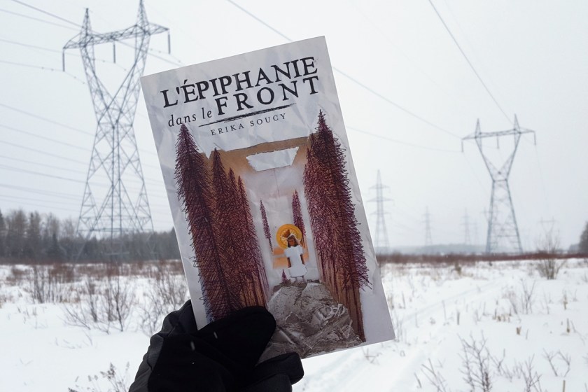 éditions trois-pistoles, érika soucy, Bibliothérapie, cote nord, L'épiphanie dans le front, La Romaine, Le fil rouge, le fil rouge lit, lecture, les livres qui font du bien, littérature, livres, Nordicité, poésie québécoise