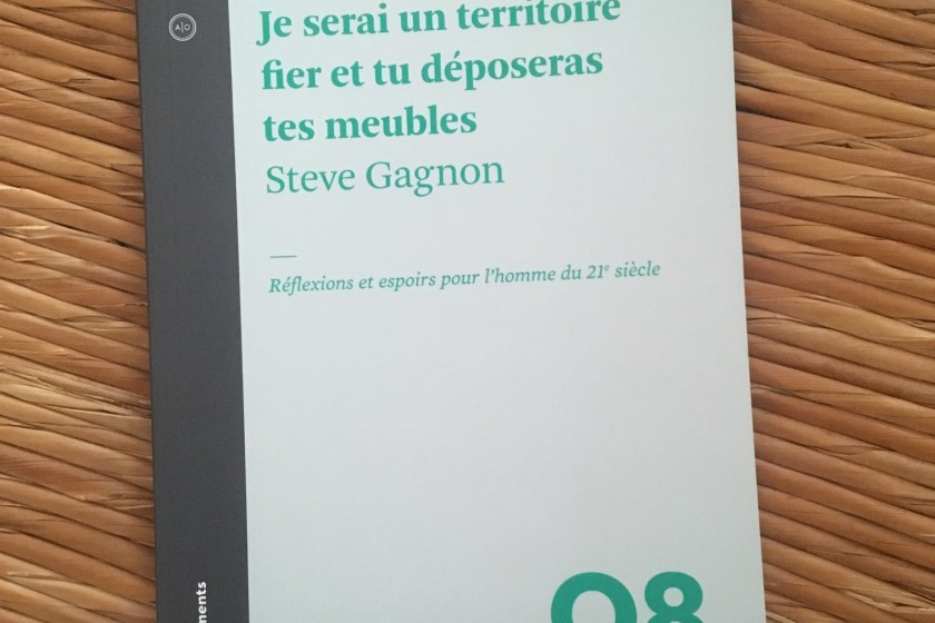 le fil rouge, le fil rouge lit, bibliothérapie, littérature, lecture, livres, livres qui font du bien, Steve Gagnon, Je serai un territoire fier et tu déposeras tes meubles, Atelier 10, essai, masculinité, virilité, définition des genres