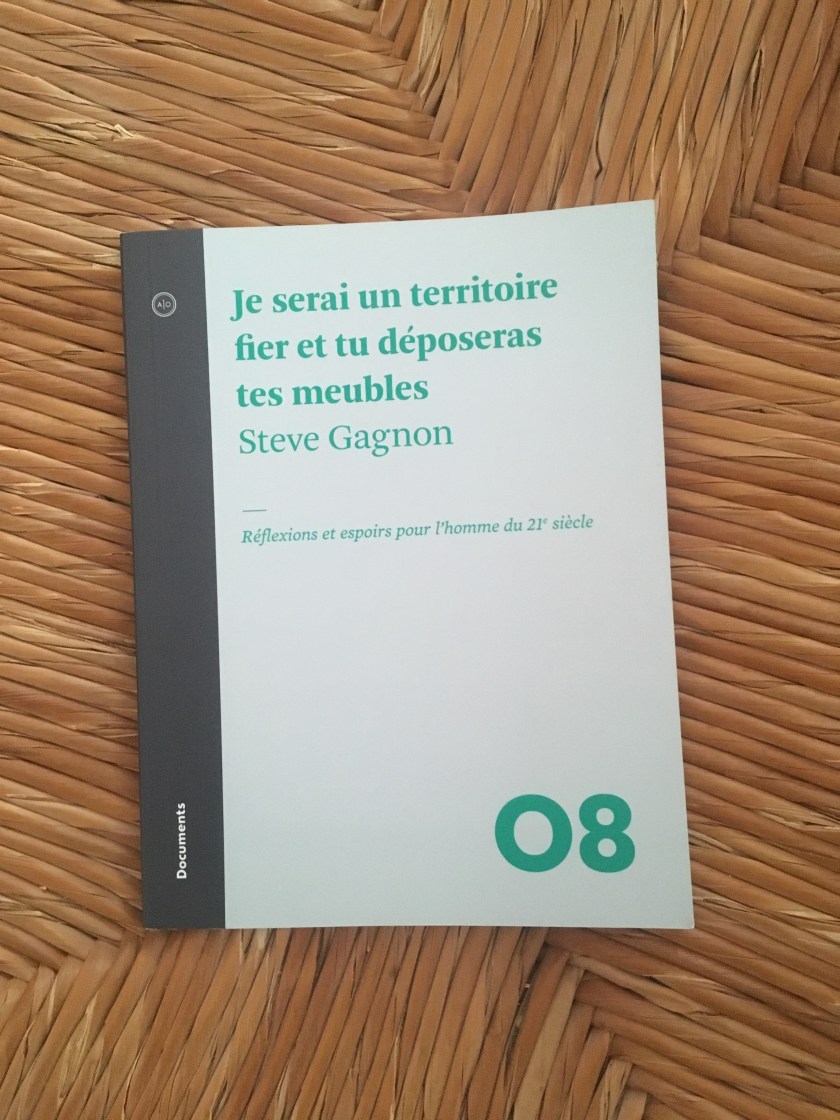le fil rouge, le fil rouge lit, bibliothérapie, littérature, lecture, livres, livres qui font du bien, Steve Gagnon, Je serai un territoire fier et tu déposeras tes meubles, Atelier 10, essai, masculinité, virilité, définition des genres
