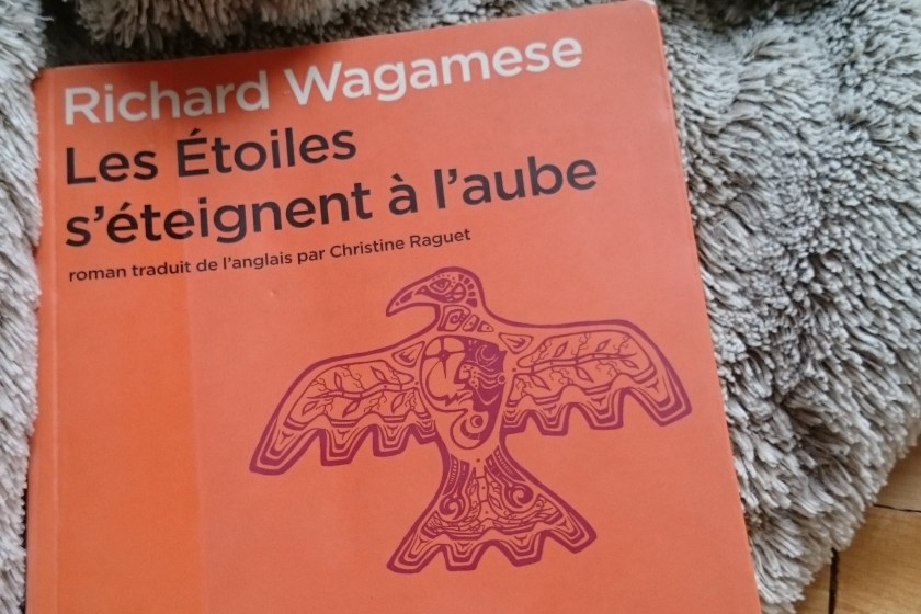 le fil rouge, le fil rouge lit, bibliothérapie, livres, les livres qui font du bien, lecture, Richard Wagamese, Les étoiles s'éteignent à l'aube, éditions Zoe, littérature autochtone, littérature canadienne