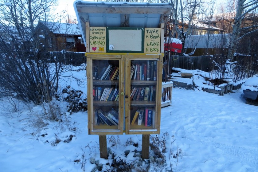 Autour des livres, Bibliothèque, Bibliothérapie, le fil rouge lit, Le monde du livre, lecture, les livres qui font du bien, littérature, livres, Bibliothèque de rue, Bilinguisme, Whitehorse