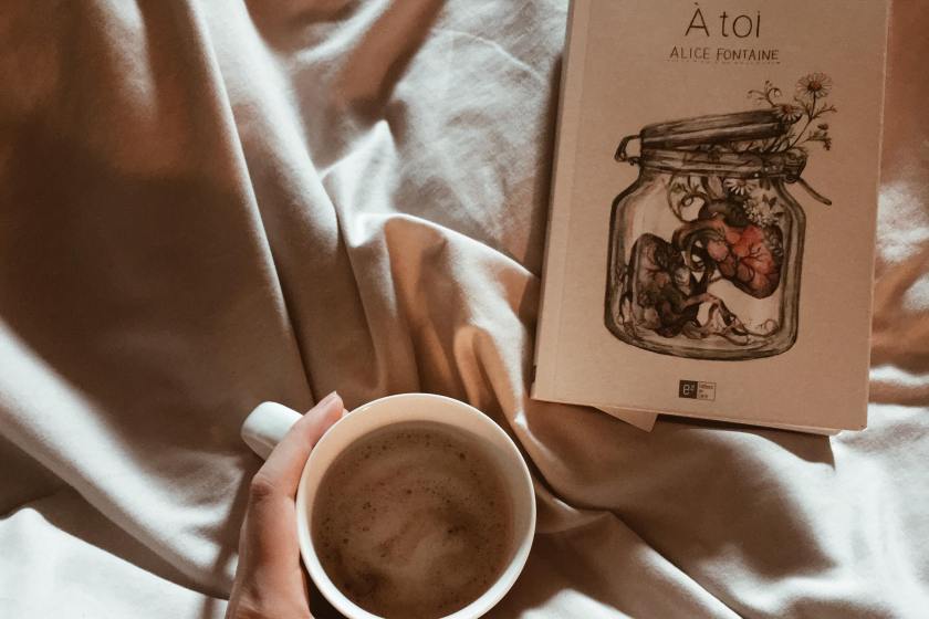 Le fil rouge lit, les éditions du carré, Alice Fontaine, dépendance affective, témoignage, littqc, les livres qui font du bien, premier roman, bibliothérapie, littérature québécoise