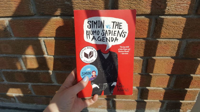 Édition HarperCollins, Becky Albertalli, Bibliothérapie, homosexualité, Le fil rouge, le fil rouge lit, lecture, littérature, love simon, simon vs the homo sapiens agenda