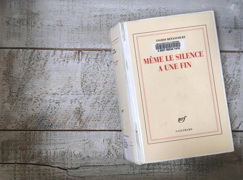 le fil rouge, le fi rouge lit, bibliothérapie, littérature, lecture, livres, les livres qui font du bien, Même le silence a une fin, Ingrid Betancourt, Gallimard, littérature étrangère, Colombie, forêt amazonienne, captivité, farc