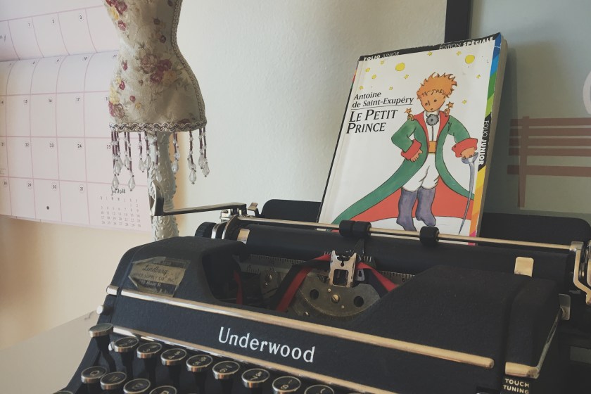 Antoine de Saint-Exupéry, étoile, bibliothérapie, deuxième degré, fleur, Folio, Folio junior, Le fil rouge, Le fil rouge lit, Le petit prince, lecture, Les livres qui font du bien, littérature, littérature jeunesse, livres, planètes, premier degré, voyage