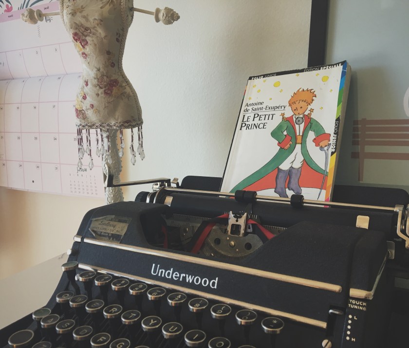 Antoine de Saint-Exupéry, étoile, bibliothérapie, deuxième degré, fleur, Folio, Folio junior, Le fil rouge, Le fil rouge lit, Le petit prince, lecture, Les livres qui font du bien, littérature, littérature jeunesse, livres, planètes, premier degré, voyage