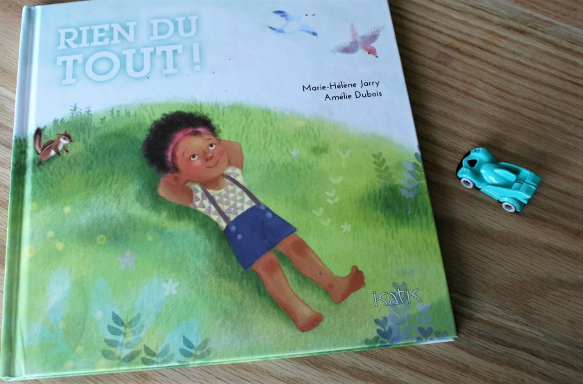 Amélie Dubois, Éditions de l'Isatis, éloge de la lenteur, Bibliothérapie, connaissance de soi, enfance, l'art de ne rien faire, Le fil rouge, le fil rouge lit, lecture, les livres qui font du bien, Littérature jeunesse, livres pour enfants, Marie-Hélène Jarry, réflexion