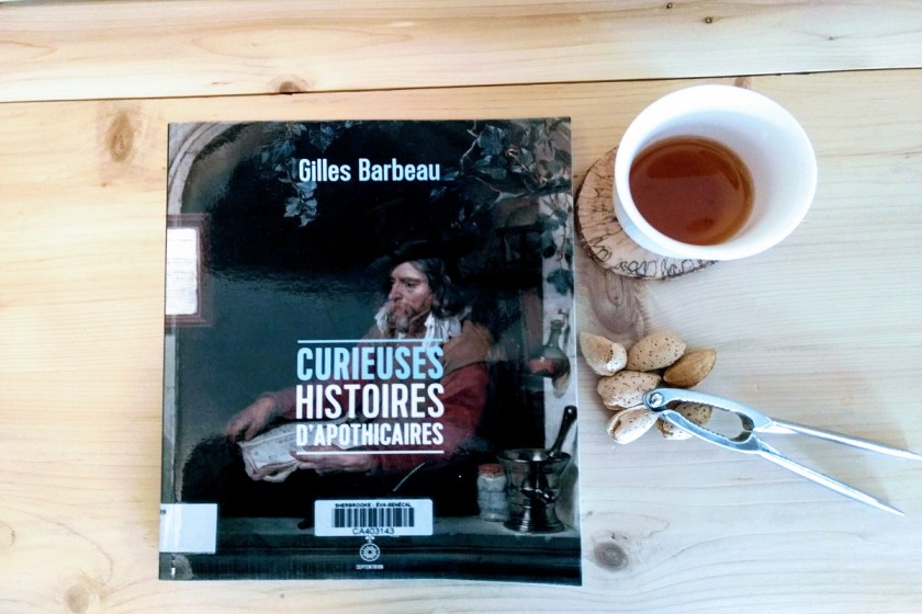Le fil rouge, le fil rouge lit, lectures, livre, les livres qui font du bien, bibliothérapie, Gilles Barbeau, Curieuses histoires d'apothicaires, Septentrion, histoires de la pharmacie, anecdotes, plantes médicinales, récit historique, histoires d'apothicaires