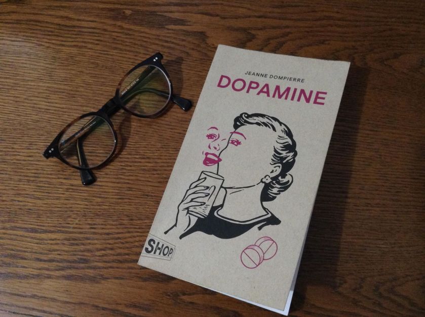 le fil rouge, le fil rouge lit, bibliothérapie, littérature, lecture, livres, les livres qui font du bien, Dopamine, Jeanne Dompierre, éditions Québec Amérique, collection La Shop, littérature québécoise, histoire dans un centre de désintox, livre sur la thérapie