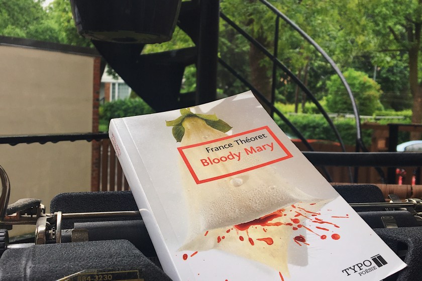 Le fil rouge, le fil rouge lit, bibliothérapie, littérature, lecture, livres, les livres qui font du bien, Bloody Mary, France Théoret, Typo poésie, femmes, féminisme, féministe, féminité, poésie, poésie québécoise