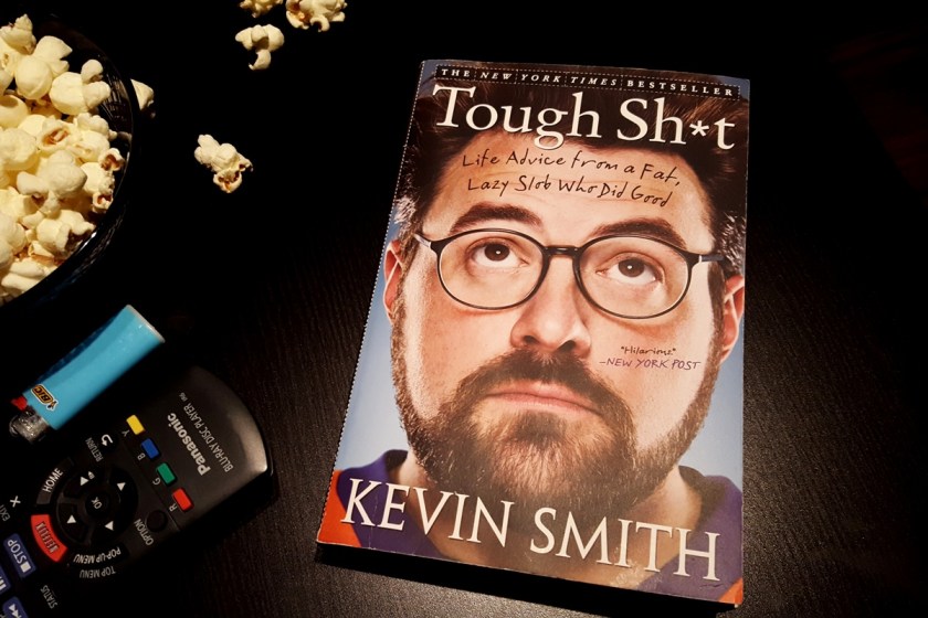 Le fil rouge, le fil rouge lit, bibliothérapie, littérature, lecture, livres, les livres qui font du bien, Tough Sh*t, Kevin Smith, Humour, cinéma indie, motivation