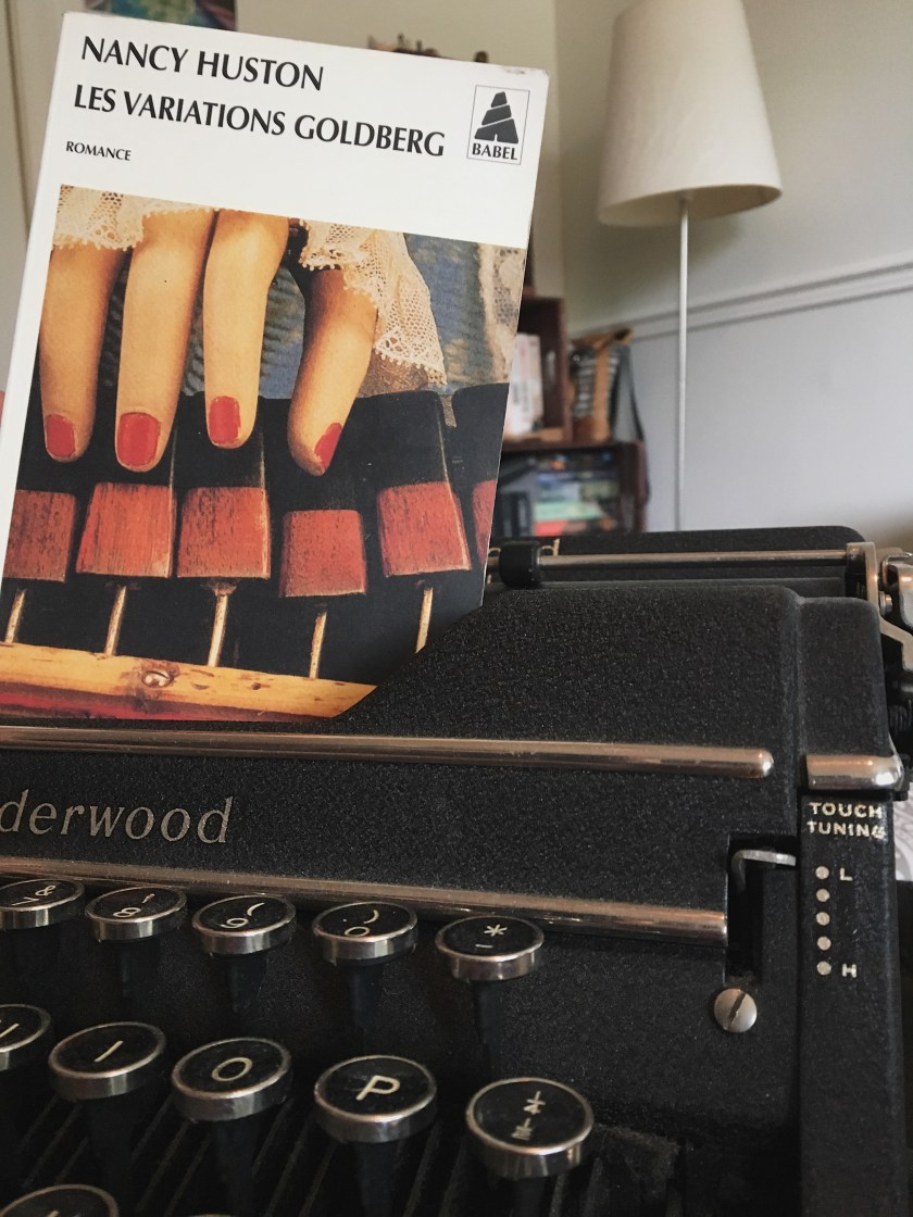 Le fil rouge, le fil rouge lit, bibliothérapie, littérature, lecture, livres, les livres qui font du bien, les variations Goldberg, Nancy Huston, Babel, Actes Sud, Musique, Jean Sebastien Bach, clavecin, spectacle, littérature québécoise