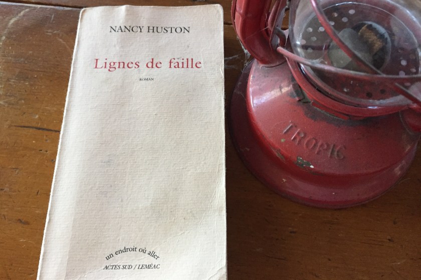 Le fil rouge, le fil rouge lit, bibliothérapie, littérature, lecture, livres, les livres qui font du bien, Lignes de faille, Nancy Huston, Actes sud/Leméac,