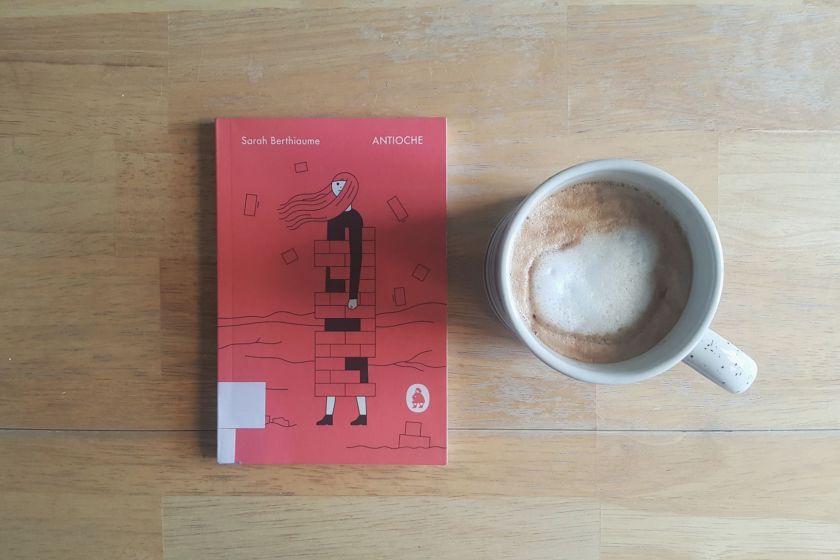 Le fil rouge, le fil rouge lit, littérature québécoise, dramatrugie québécoise, antioche, Sarah Berthiaume, Éditions Ta mère, théâtre, bibliothérapie, lecture, littérature, féminisme, immigration