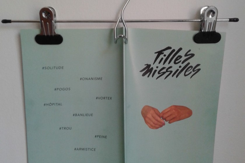 le fil rouge, le fil rouge lit, Sara Hébert, Marie Darsigny, Gérer le vide, solitude, bibliothérapie, lecture, livres qui font du bien, littérature, zine, été 2018, filles missiles, vide,