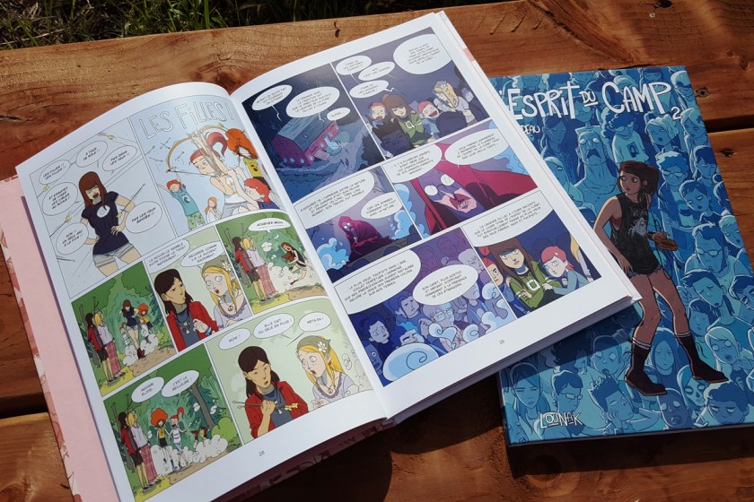 Le fil rouge, le fil rouge lit, bibliothérapie, littérature, lecture, livres, les livres qui font du bien, L’Esprit du Camp, Axelle Lenoir, Michel Falardeau, Cab, Studio Lounak, Bande dessinée, lecture d’été, camp de vacance, nostalgie, amitié, mystère