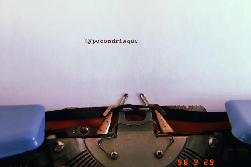 anxiété, anxieuse, anxieux, Bibliothérapie, chronique, Chroniques d’une anxieuse, Hôpital, hypocondriaque, Le fil rouge, le fil rouge lit, lecture, les livres qui font du bien, littérature, livres, maladie, nervosité, peur, stress, tag, Trouble d’anxiété généralisé