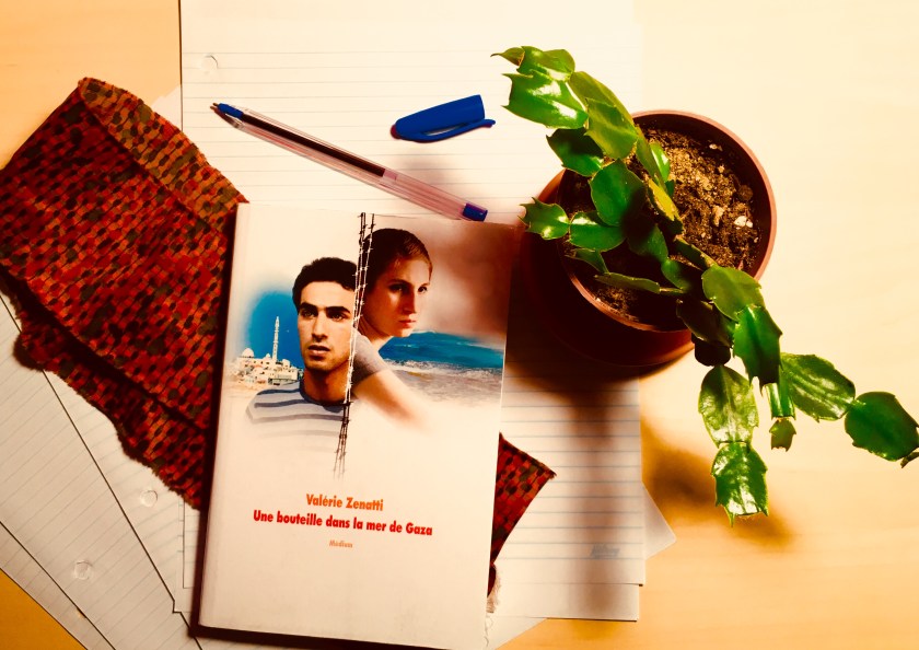 Le fil rouge, le fil rouge lit, bibliothérapie, littérature, lecture, livres, les livres qui font du bien, Une bouteille dans la mer de Gaza, Valérie Zenatti, L'École des loisirs, amitié, espoir, conflit israélo-palestinien, désir de réconciliation, histoire qui se déroule dans la bande de Gaza, histoire qui se déroule en Israël, littérature étrangère, livre qui parle de guerre, livre qui parle de paix, Palestine, Israël, bande de Gaza