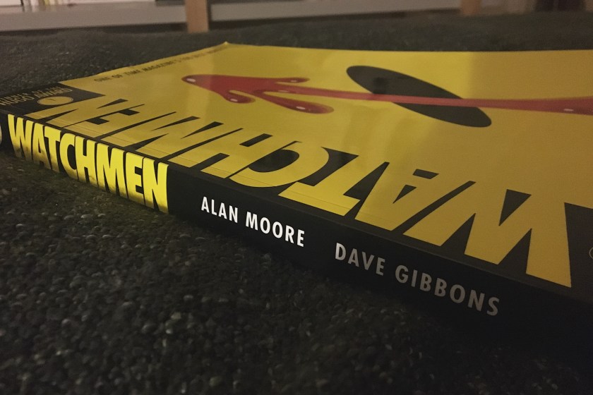 le fil rouge, le fil rouge lit, lecture, Bibliothérapie, littérature, livres, les livres qui font du bien, Watchmen, Dave Gibbons, Alan Moore, DC comics, super-héros, meurtre, enquête, Manhattan, sang, bonhomme sourire, pouvoirs, bande dessinée, roman graphique