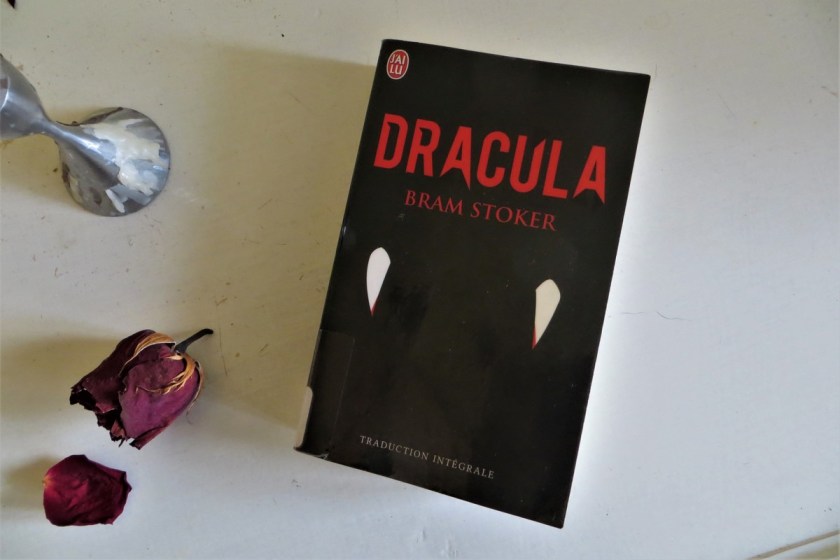 Le fil rouge, le fil rouge lit, bibliothérapie, littérature, lecture, livres, les livres qui font du bien, Dracula, Bram Stoker, j’ai lu, vampires, horreur, enquête, suspense
