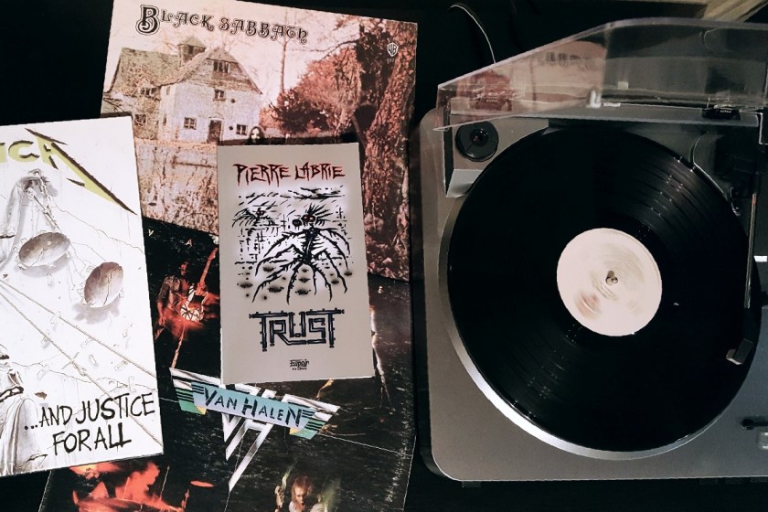 Le fil rouge, le fil rouge lit, bibliothérapie, littérature, lecture, livres, les livres qui font du bien, Trust, Pierre Labrie, Espoir en canne, musique, heavy metal, autobiographie, littérature québécoise, poésie