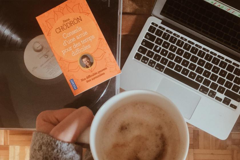 le fil rouge lit, bibliothérapie, conseils d'une amie pour des temps difficiles, Pema Chodron, bouddhiste, impermanence, méditation, anxiété, lecture qui fait du bien, résilience, paix intérieur, contentement