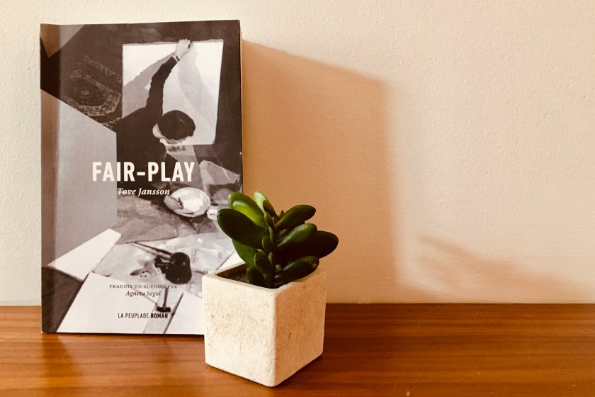 photo du livre fair-play avec plante verte