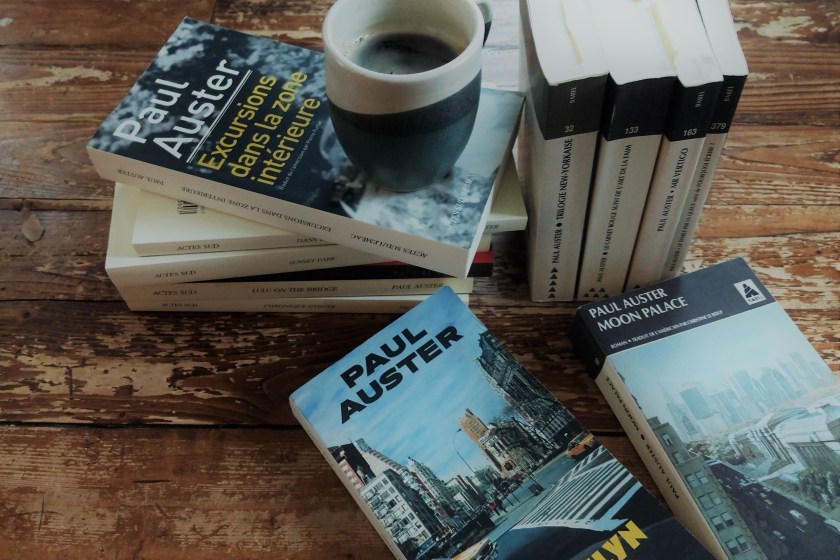 Paul Auster et les livres de ma vie, 4321, Autour des livres, bibliothéraphie, Brooklyn Follies, chez le fil rouge, Chroniques d'hiver, Dans le scriptorium, Excursion dans la zone intérieure, L'invention de la solitude, La Trilogie New-yorkaise, Le fil rouge, le fil rouge lit, lefilrouge, lire, livres, Lulu on the bridge, Moon Palace, Paul Auster, Siri Hustvedt, Sunset Park, Tombouctou