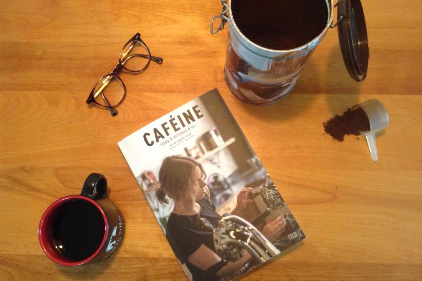 le fil rouge, le fil rouge lit, bibliothérapie, littérature, lecture, livres, livres qui font du bien, Caféine, Sarah-Émilie Nault, éditions Parfum d'encre, café, torréfaction, cafés au Québec, découvrir des cafés au Québec, lieu café, guide sur le café, essai