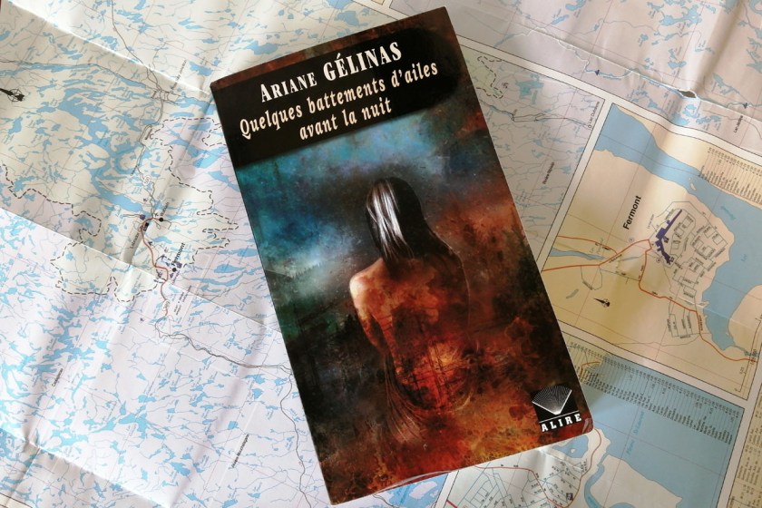 Ariane Gélinas, Éditions ALIRE, Bibliothérapie, cote nord, Fermont, Le fil rouge, le fil rouge lit, lecture, les livres qui font du bien, littérature, livres, nomadisme, Nordicité, Quelques battements d’ailes avant la nuit, roman du terroir, roman fantastique, Thriller