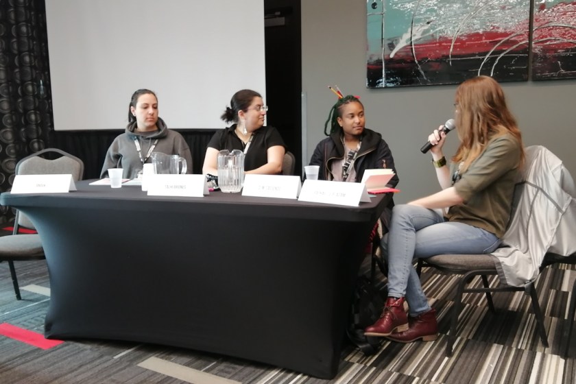 Le fil rouge, le fil rouge lit, bibliothérapie, littérature, lecture, livres, les livres qui font du bien, Congrès Boréal, Sherbrooke, À la rencontre de l’autre, convention littéraire, événement littéraire, rassemblement, Sffq, Science-fiction, littérature québécoise, le monde du livre, BD québécoise, Anouk, Talhi Briones, D M Cassendo,Raphaëlle B Adam