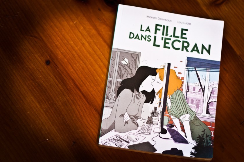 Bande dessinée, BD, La fille dans l'écran, Lou Lubie, Manon Desveaux, Bédéiste, Artistes, Amour, Couple, Homosexualité, Anxiété, Santé mentale, Le file rouge lit, Le fil rouge, Lecture,
