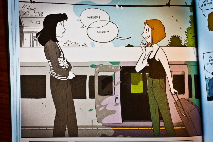 Bande dessinée, BD, La fille dans l'écran, Lou Lubie, Manon Desveaux, Bédéiste, Artiste, Amour, couple, Homosexualité, Anxiété, Santé mentale, Le fil rouge lit, Le fil rouge, Lecture