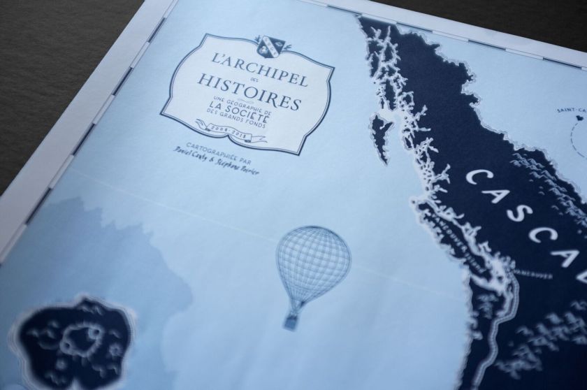 L'archipel des histoires carte La Société des grands fonds Daniel Canty Stéphane Poirier La Peuplade illustration bleu livre lecture Le fil rouge