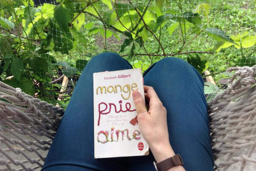 le fil rouge, le fil rouge lit, bibliothérapie, littérature, lecture, livres, livres qui font du bien, Mange prie aime, Elizabeth Gilbert, Le livre de poche, recherche de soi, voyage, méditation, bibliothérapie