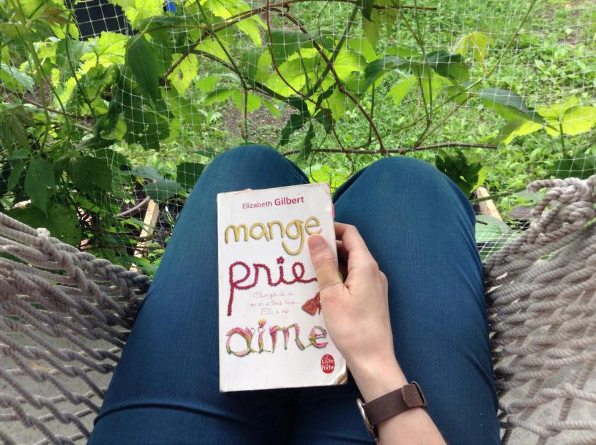 le fil rouge, le fil rouge lit, bibliothérapie, littérature, lecture, livres, livres qui font du bien, Mange prie aime, Elizabeth Gilbert, Le livre de poche, recherche de soi, voyage, méditation, bibliothérapie