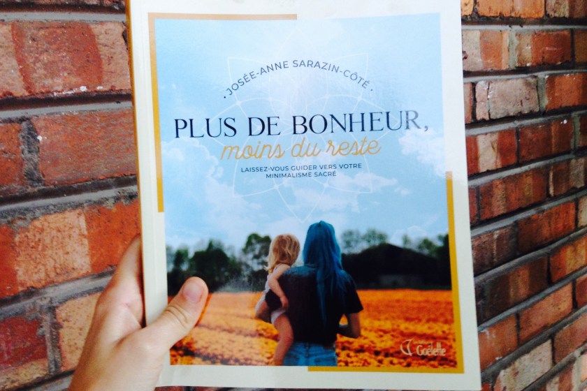 le fil rouge, le fil rouge lit, bibliothérapie, littérature, lecture, livres, livres qui font du bien, plus de bonheur moins du reste, éditions goélette, minimalisme, minimalisme sacré, simplifier sa vie, bonheur, essai